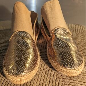 DV by Dolce Vita 6.5 gold python print rope and‎ rubber sole espadrille loafers